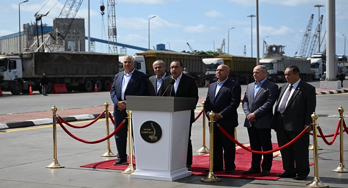 خلال مؤتمر صحفي من ميناء الاسكندرية.. مدبولي: توجيه لوزارة الداخلية للضرب بيد من حديد على تجارة السوق السوداء