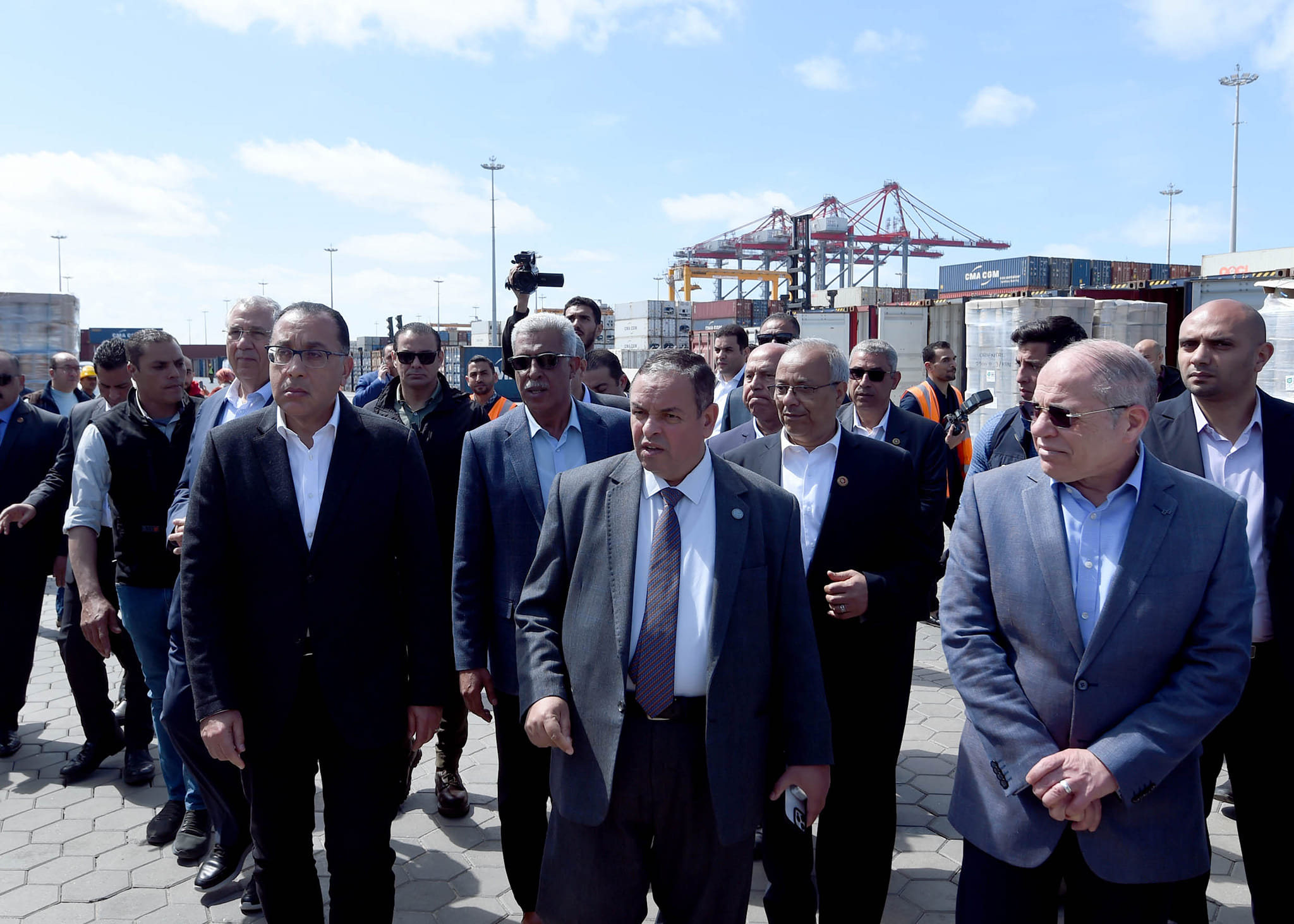بالصور.. رئيس الوزراء يتفقد محطة “تحيا مصر” متعددة الأغراض بميناء الإسكندرية