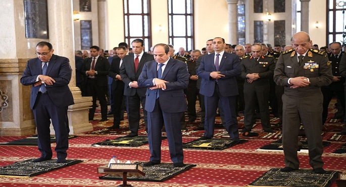 بالفيديو والصور.. السيسي يؤدي صلاة الجمعة في مسجد المشير طنطاوي في ذكرى يوم الشهيد
