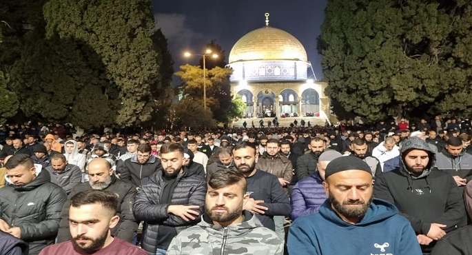 رغم قيود الاحتلال.. 70 ألفا يؤدون صلاتي العشاء والتراويح في المسجد الأقصى