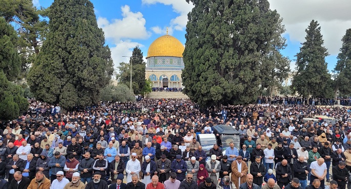 80 ألفا يؤدون صلاة الجمعة الأولى من “رمضان” في المسجد الأقصى