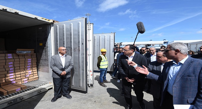 بالصور.. خلال جولته بميناء الإسكندرية.. مدبولي: حريصون على سرعة نفاذ السلع للأسواق لزيادة حجم الكميات المعروضة وتحقيق التوازن في الأسعار