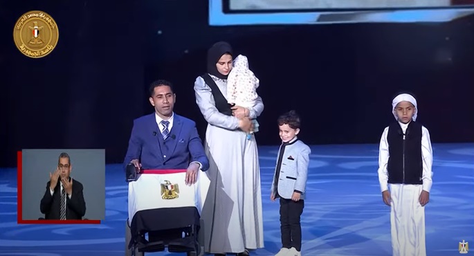 الرئيس السيسي يطالب زوجة مقاتل اصيب في سيناء بالصعود على المنصة