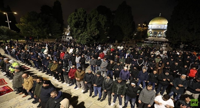 100 ألف يؤدون صلاتي العشاء والتراويح في رحاب الأقصى رغم قيود الاحتلال