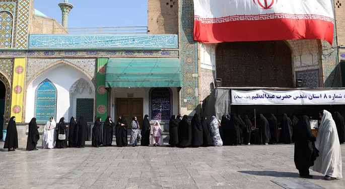 المحافظون يعززون مواقعهم في إيران إثر انتخابات برلمانية شهدت امتناعا قياسيا