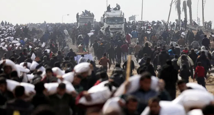 استشهاد خمسة فلسطينيين تهافتوا على شاحنات الغذاء في قطاع غزة