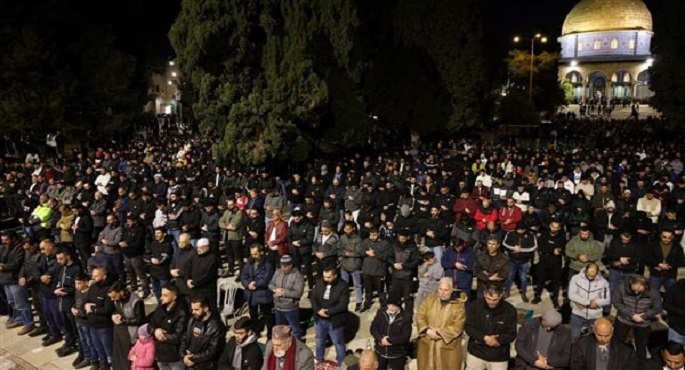 60 ألفا يؤدون صلاتي العشاء والتراويح في المسجد الأقصى المبارك