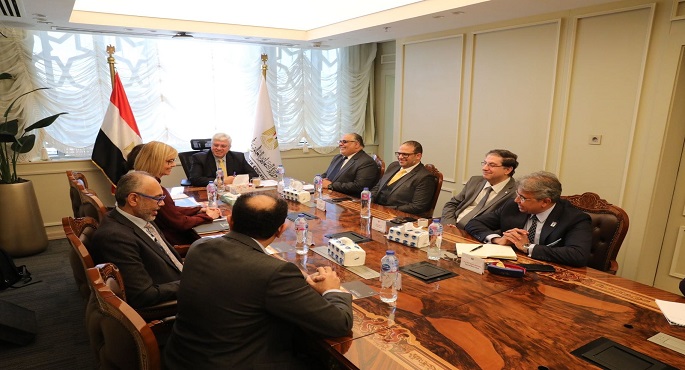 بالصور .. وزير التعليم العالي يبحث التعاون المشترك مع وفد “الكلية الملكية البريطانية “لأمراض النساء والتوليد”