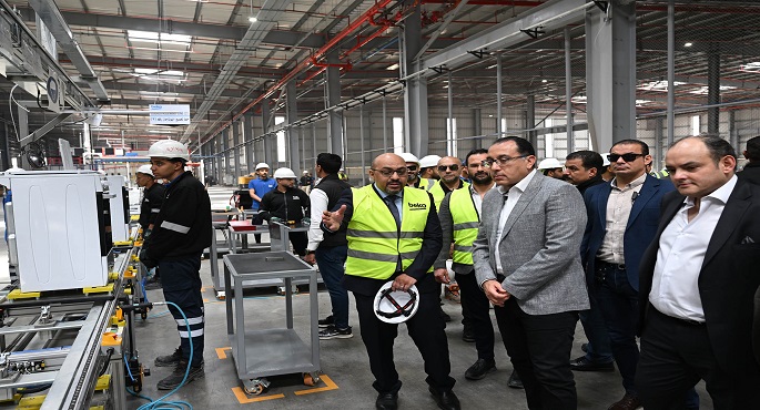 بالصور .. خلال جولته بعدد من مصانع العاشر من رمضان..رئيس الوزراء يتفقد مصنع “بيكو مصر” للأجهزة المنزلية