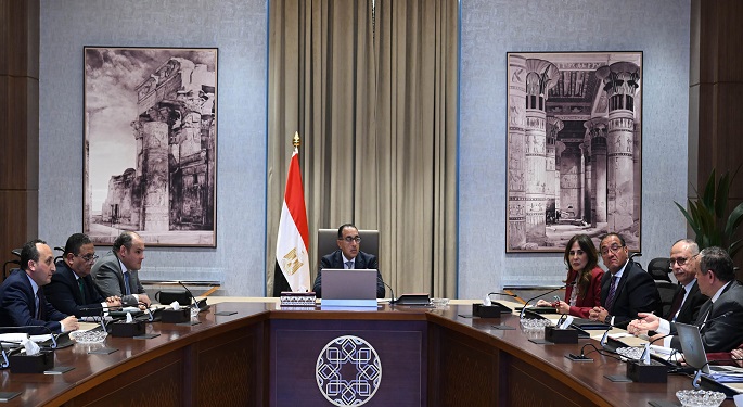 مدبولي: نواصل الجهود مع البنك المركزي للإفراج الفوري عن البضائع المتواجدة بمختلف الموانئ
