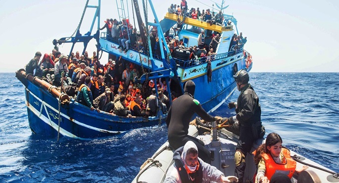 إيطاليا: السلطات ترغم سفينة إنقاذ على توزيع 261 مهاجرًا بين روما وجنوة