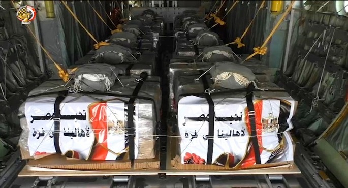 مصر تواصل إسقاط المساعدات الإنسانية والمعونات الإغاثية على قطاع غزة بالمشاركة مع التحالف الدولى