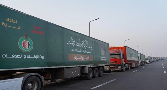 دخول 100 شاحنة عملاقة ضمن القافلة الخامسة لـ«بيت الزكاة والصدقات» إلى قطاع غزة