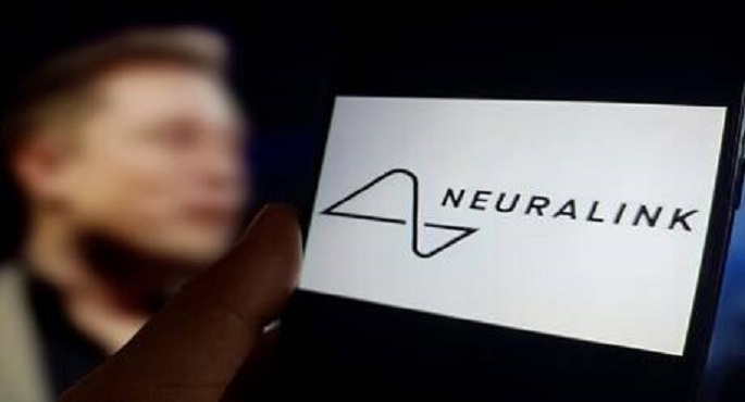 ظهور أول مريض زرعت له غرسة شريحة دماغية وهو يلعب الشطرنج