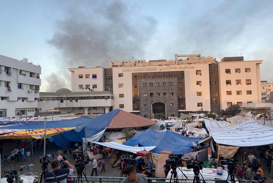 “الدفاع المدني” بغزة: الاحتلال نسف منازل بمحيط مجمع الشفاء ومئات الجثث ليس بوسعنا انتشالها
