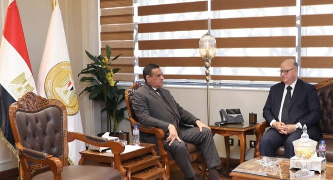 وزير التنمية المحلية يتابع مع محافظ القاهرة جهود توفير السلع الأساسية للمواطنين قبل شهر رمضان المبارك