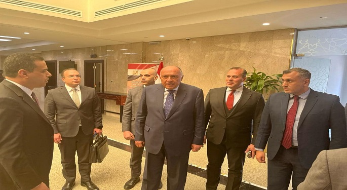 وزير الخارجية يزور مقر السفارة والقنصلية المصرية بالرياض ويتفقد سير العمل