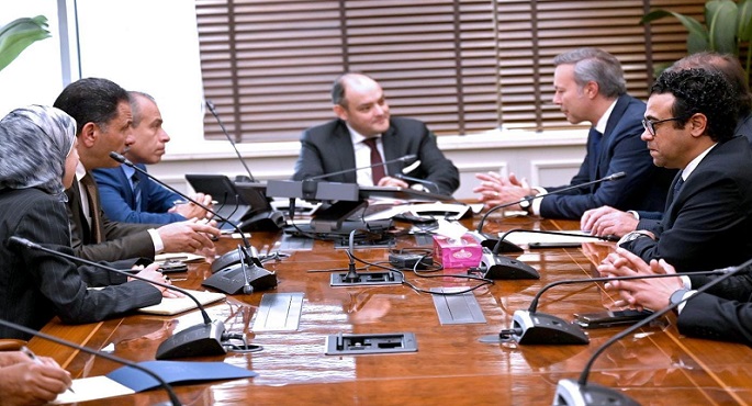 بالصور.. وزير الصناعة يبحث مع وفد شركة بي اس اتش العالمية خططها الحالية والمستقبلية بالسوق المصري