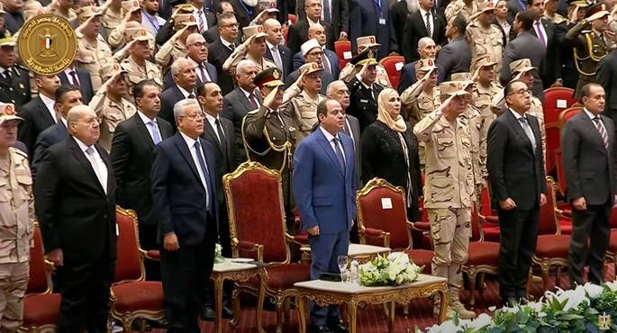 الرئيس السيسي والمشاركون بالندوة التثقيفية يقفون احترامًا أثناء سلام الشهيد