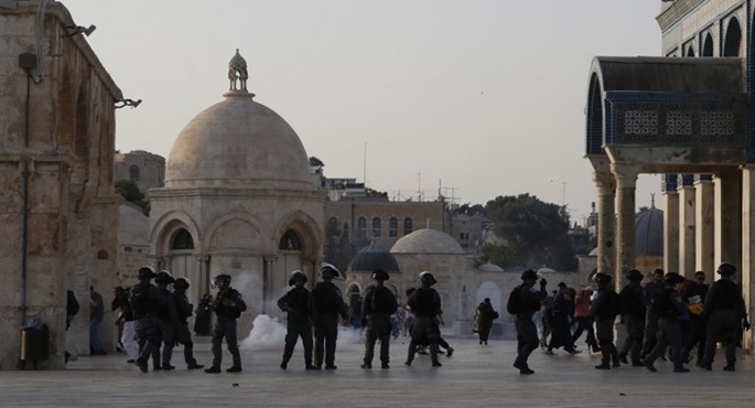 إسرائيل تطلق قنابل الغاز على المصلين في الأقصى .. وتعتقل 5 فلسطينين