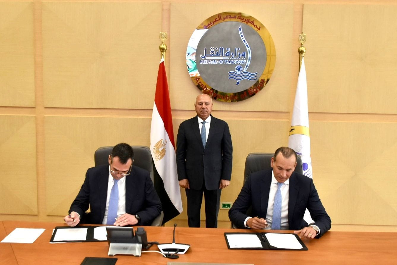 بالصور..وزير النقل يشهد توقيع عقد تنفيذ البنية الفوقية لمحطة الحاويات تحيا مصر1