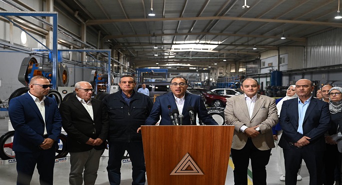بالفيديو والصور .. بعد جولة تفقدية في مصنع لإطارات السيارات ببورسعيد .. مدبولي : الدولة تبذل كل طاقتها لدعم الصناعة المحلية