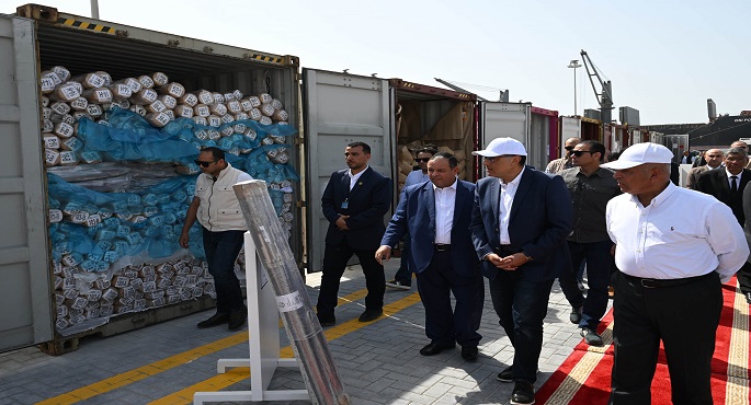 بالصور .. خلال جولته بمحافظة دمياط .. مدبولي يشهد تصدير شحنات كبيرة من مختلف القطاعات الإنتاجية