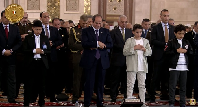 بالفيديو .. الرئيس السيسي يؤدي صلاة عيد الفطر بمسجد مصر الكبير بالعاصمة الإدارية