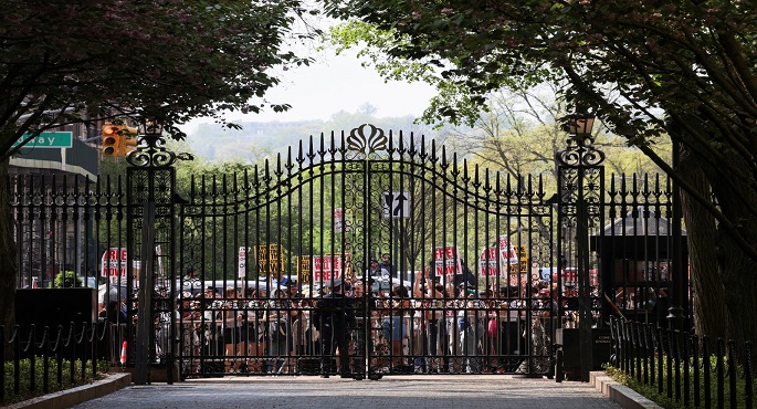 جامعة كولومبيا تبدأ وقف الطلاب المحتجين على حرب غزة بعد فشل محادثات رفع الخيام