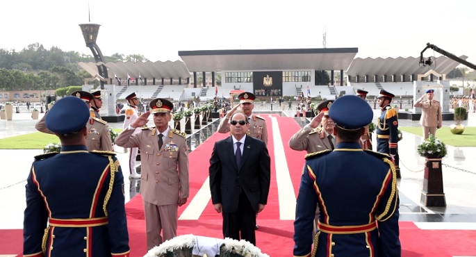 الرئيس السيسي يضع إكليلا من الزهور علي النصب التذكاري للجندي المجهول بمناسبة ذكري تحرير سيناء