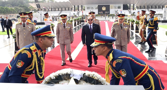 بالفيديو والصور.. الرئيس السيسي يضع إكليلا من الزهور على النصب التذكاري للجندي المجهول بمدينة نصر في ذكرى تحرير سيناء