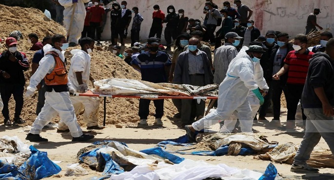 طواقم الإنقاذ والمسعفون ينتشلون جثامين 318 شهيدا من 3 مقابر جماعية بخان يونس خلال 3 أيام