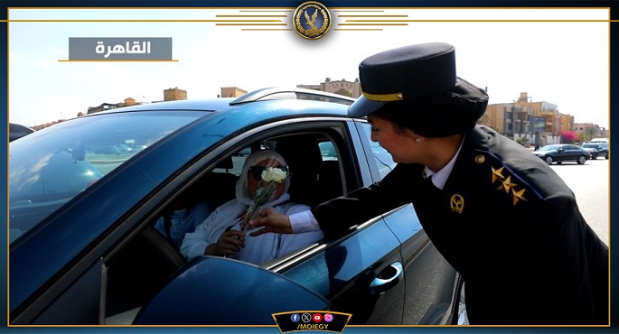 بالفيديو والصور.. رجال الشرطة يواصلون مشاركة المواطنين الاحتفال بعيد الفطر المبارك وتوزيع الهدايا عليهم