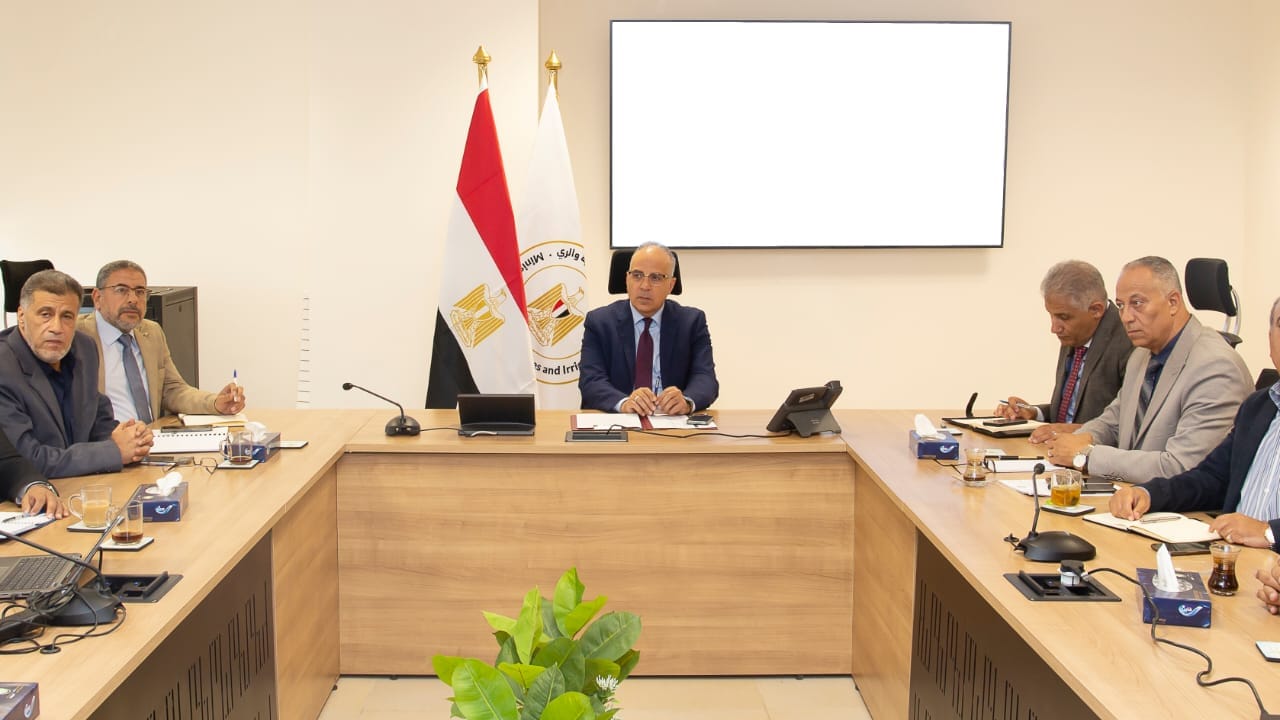 وزير الري يتابع نتائج الدراسة البحثية لتطوير منظومة صيانة المجارى المائية