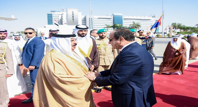 بالفيديو والصور.. الرئيس السيسي يودع ملك البحرين بمطار القاهرة في ختام زيارته لمصر
