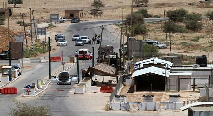 الاحتلال يشدد إجراءاته العسكرية على حاجز الحمرا فى الأغوار الشمالية