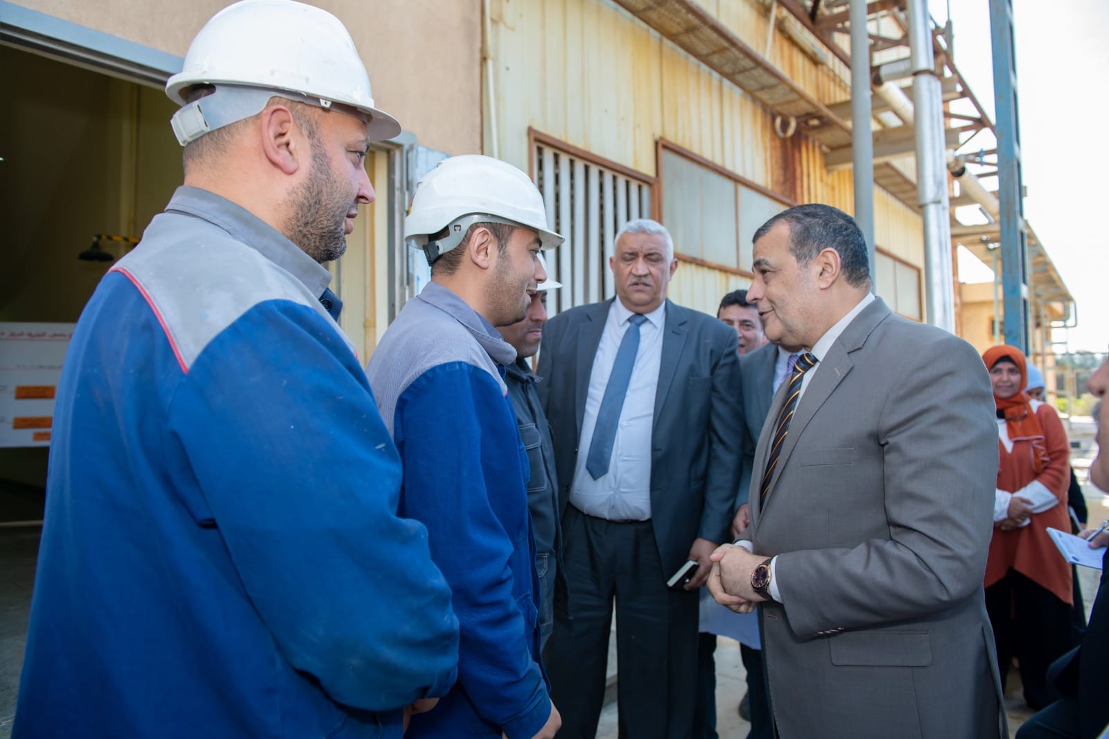 بالصور .. وزير الدولة للإنتاج الحربي يتابع سير العمل في “أبو زعبل للكيماويات المتخصصة” و”هليوبوليس للصناعات الكيماوية”