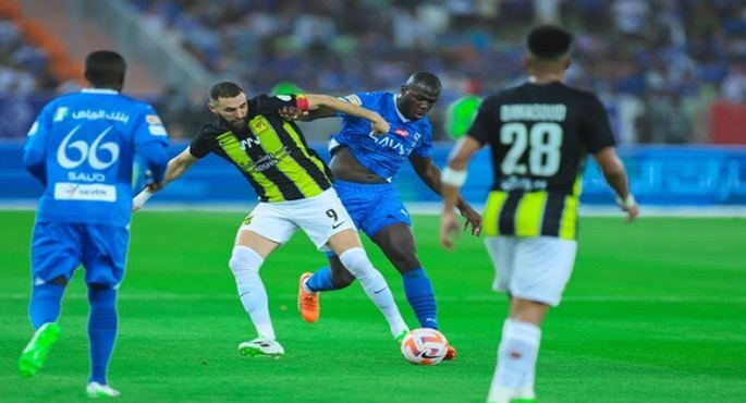 كلاسيكو ناري بين الاتحاد والهلال في نصف نهائي كأس خادم الحرمين