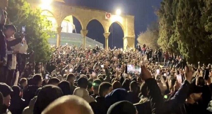 الجيش الإسرائيلي يطلق قنابل الغاز على المصلين عقب صلاة الفجر في المسجد الأقصى 
