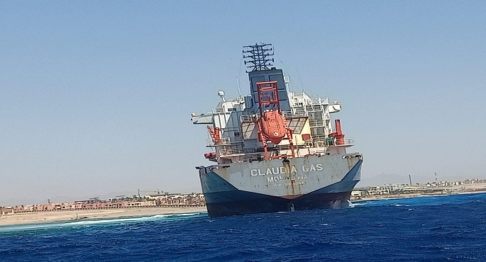 البيئة : رفع حالة الطوارئ تحسبا لحدوث تسريبات من السفينة الجانحة بخليج العقبة