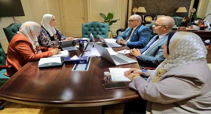 وزيرة التضامن الاجتماعي تجتمع بقيادات قطاع الحماية الاجتماعية بالوزارة لمتابعة مشروع صكوك أضاحي الإطعام