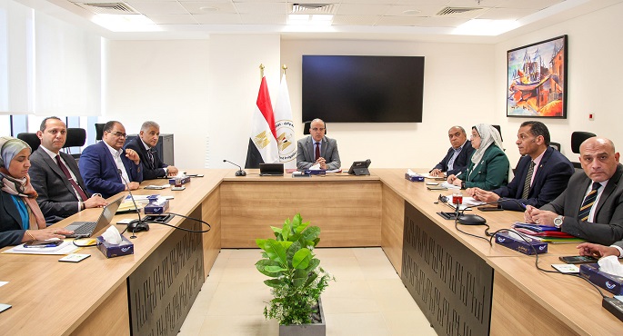 بالصور.. وزير الرى يتابع أعمال حماية وتطوير نهر النيل وفرعيه وإزالة التعديات على جسور النهر