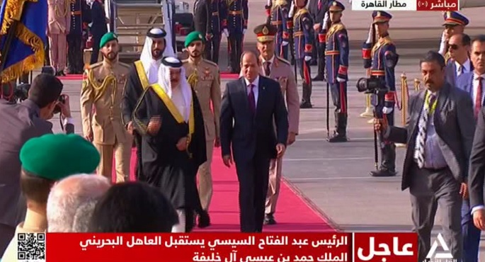 بالفيديو.. الرئيس السيسي يستقبل ملك البحرين بمطار القاهرة الدولي