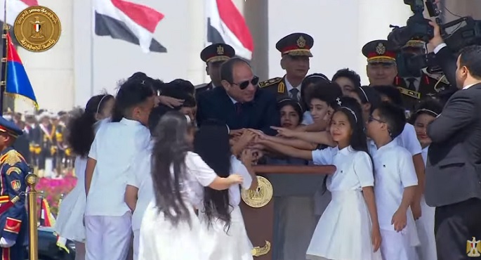 الرئيس السيسي يرفع علم مصر على أطول سارية بالعالم في العاصمة الإدارية الجديدة