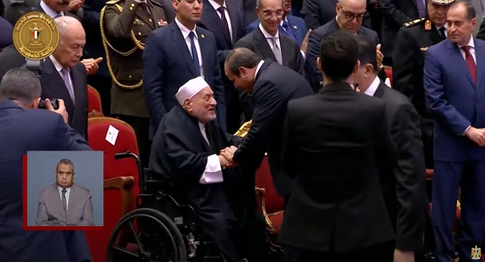 الرئيس السيسي يصافح الدكتور أحمد عمر هاشم خلال احتفالية وزارة الأوقاف بليلة القدر