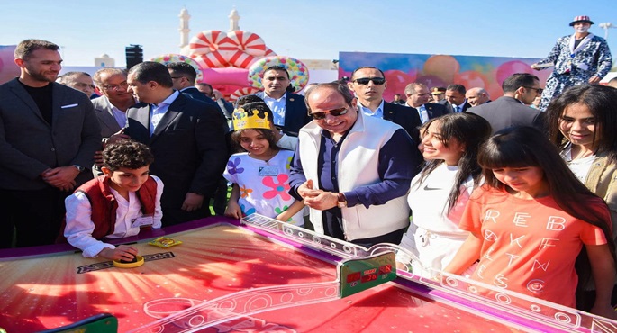 بالفيديو .. الرئيس السيسي يشارك أسر وأبناء الشهداء احتفالية عيد الفطر المبارك