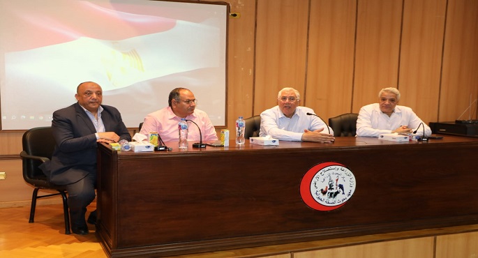 بالصور .. وزير الزراعة يلتقي الباحثين في معامل معهد صحة الحيوان والمبيدات
