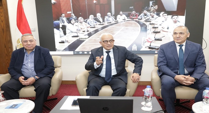 بالصور .. وزير التربية والتعليم يستقبل الطلاب المشاركين فى المسابقة العالمية “أيسف” قبل سفرهم للولايات المتحدة الأمريكية