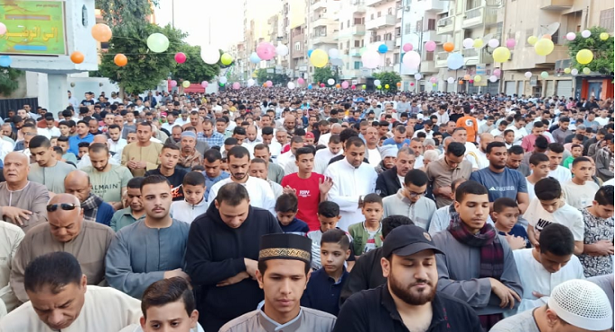 آلاف المواطنين يؤدون صلاة العيد ويتبادلون التهاني بعيد الفطر المبارك في مختلف المحافظات