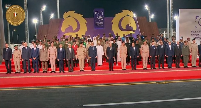 الرئيس السيسي يتوسط صورة تذكارية مع المنتخبات المشاركة في البطولة العربية العسكرية للفروسية